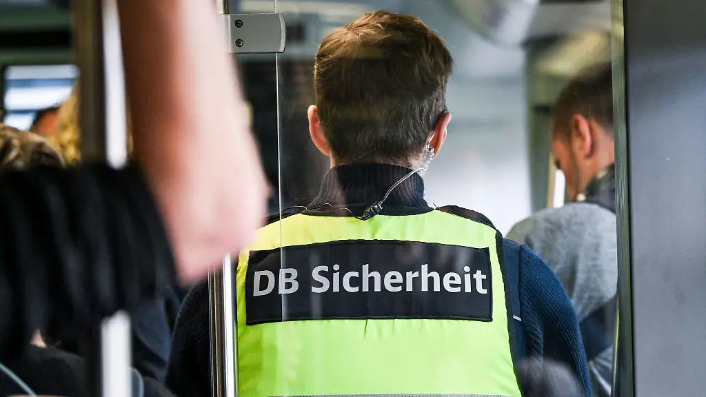 Ein-Mann-soll-zwei-Bahnmitarbeiter-mit-einem-Cuttermesser-bedroht-haben