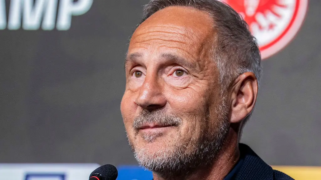 Eintracht-Coach-Adi-Huetter-hat-sein-erstes-Heimspiel-nach-seiner-Rueckkehr-gegen-Augsburg