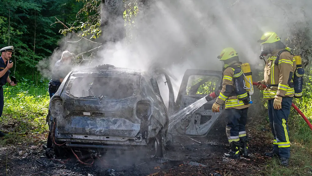 Die-Feuerwehr-loeschte-das-Auto-der-Mensch-darin-konnte-nicht-mehr-gerettet-werden