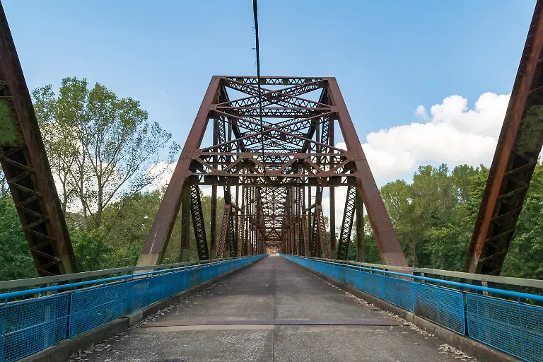 The-old-Chain-of-Rocks-bridge-across-the-Mississippi-river-was-once-part-of-the-historic-route-66
