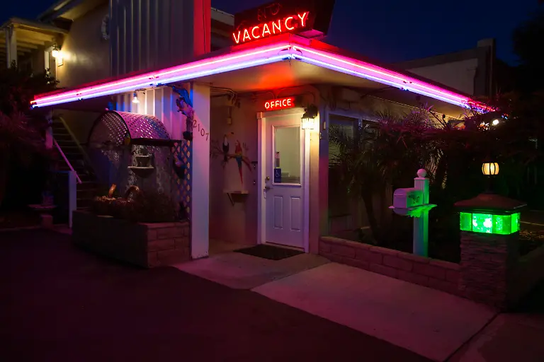 1950-s-Americana-Motels-and-neon-signs-in-Ventura-California-Neon-Vacany-and-Office-sign-for-1950-s-vintage-style-Motel-in-Ventura-California-EDITORIAL-USE-ONLY-Copyright-xx-JosephxSohmx-voaphotos025664