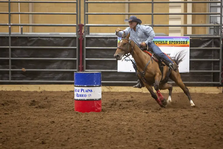 Oklahoma-City-Oklahoma-Barrel-Racing-beim-Great-Plains-Rodeo-einem-jaehrlich-stattfindenden-Rodeo-fuer-Schwule-bei-dem-traditionelle-Rodeowettbewerbe-stattfinden-und-gleichzeitig-die-Kameradschaft-der-LGBTQ-Gemeinschaft-betont-wird-Oklahoma-City-Oklahoma-The-barrel-racing-event-at-the-Great-Plains-Rodeo-an-annual-gay-rodeo-that-features-traditional-rodeo-competition-while-emphasizing-the-camaraderie-of-the-LGBTQ-community-Copyright-imageBROKER-JimxWest-ibljiw11332148