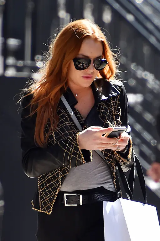 Newly-engaged-Lindsay-Lohan-and-her-sister-Ali-Lohan-shopping-in-Soho-150717-Newly-engaged-Lindsay-Lohan-and-her-sister-Ali-Lohan-shopping-in-Soho-New-York-New-York-Friday-April-15th-2016