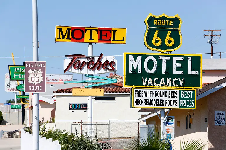 Motels-an-der-Route-66-in-Barstow-Kalifornien-USA-Nordamerika