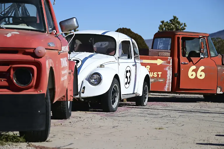 Oldtimer-vor-dem-Giganticus-Headicus-Store-an-der-Route-66-Arizona-USA