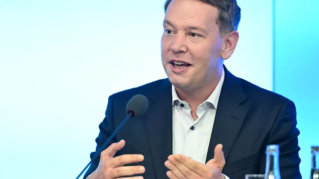 Die-Plaene-der-Bundesregierung-dass-Arbeitnehmer-kuenftig-schon-am-ersten-Fehltag-eine-Krankschreibung-vorlegen-sollen-kommt-bei-Gesundheitsminister-Oliver-Hildenbrand-Gruene-ueberhaupt-nicht-gut-an