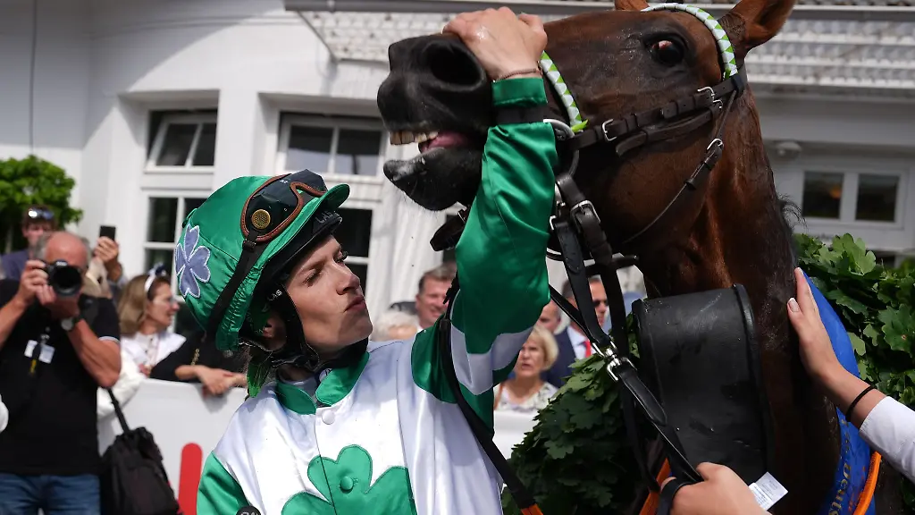 Vor-einem-Jahr-gewinnt-Nina-Baltromei-mit-Hochkoenig-als-erste-Frau-im-Sattel-das-deutsche-Galopp-Derby