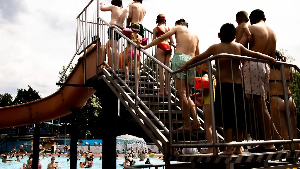 Viele-Badegaeste-verbringen-oft-Stunden-in-den-Sommerbaedern