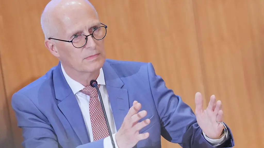 Hamburgs-Buergermeister-Peter-Tschentscher-SPD-hat-einen-raschen-Ausbau-der-Stromnetze-und-dabei-vor-allem-der-Uebertragungsnetze-gefordert