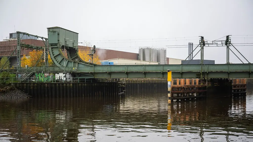Immer-wieder-prallen-Schiffe-an-die-Oldenburger-Eisenbahn-Klappbruecke