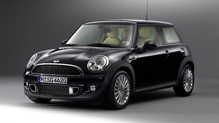 Mini fährt im Stil von Rolls Royce vor.