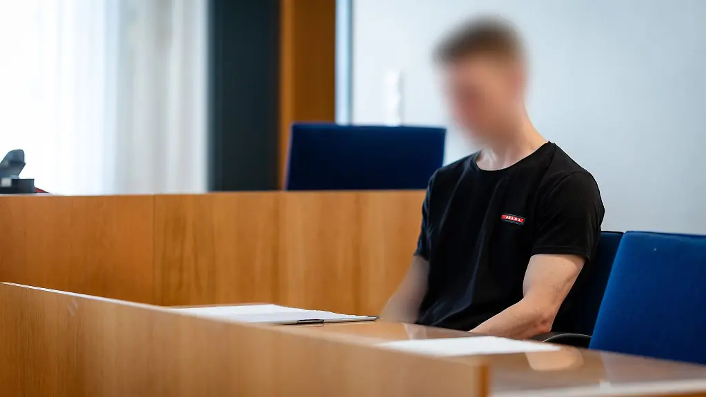 Mehr-als-ein-Jahr-nach-einem-Unfall-mit-drei-Toten-hatte-der-Prozess-begonnen