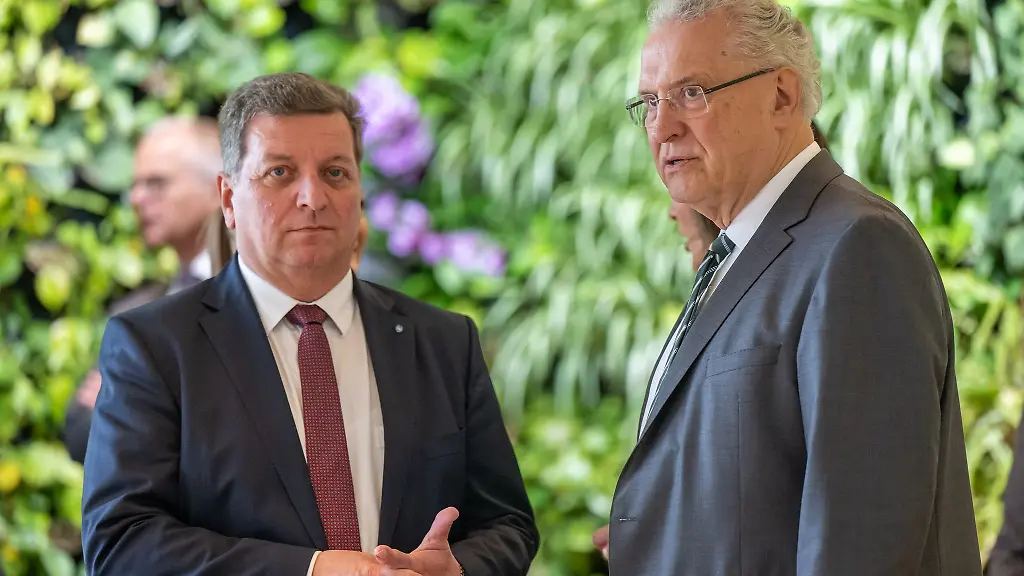 Bauminister-Christian-Bernreiter-l-und-Innenminister-Joachim-Herrmann-beide-CSU-unterzeichnen-den-Mietvertrag-fuer-das-neu-geschaffene-Verwaltungsgericht-Plattling