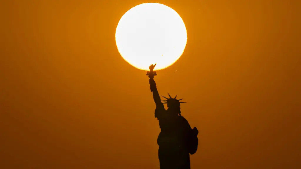 02-07-2026-USA-New-York-Die-Freiheitsstatue-waehrend-in-New-York-die-Sonne-untergeht