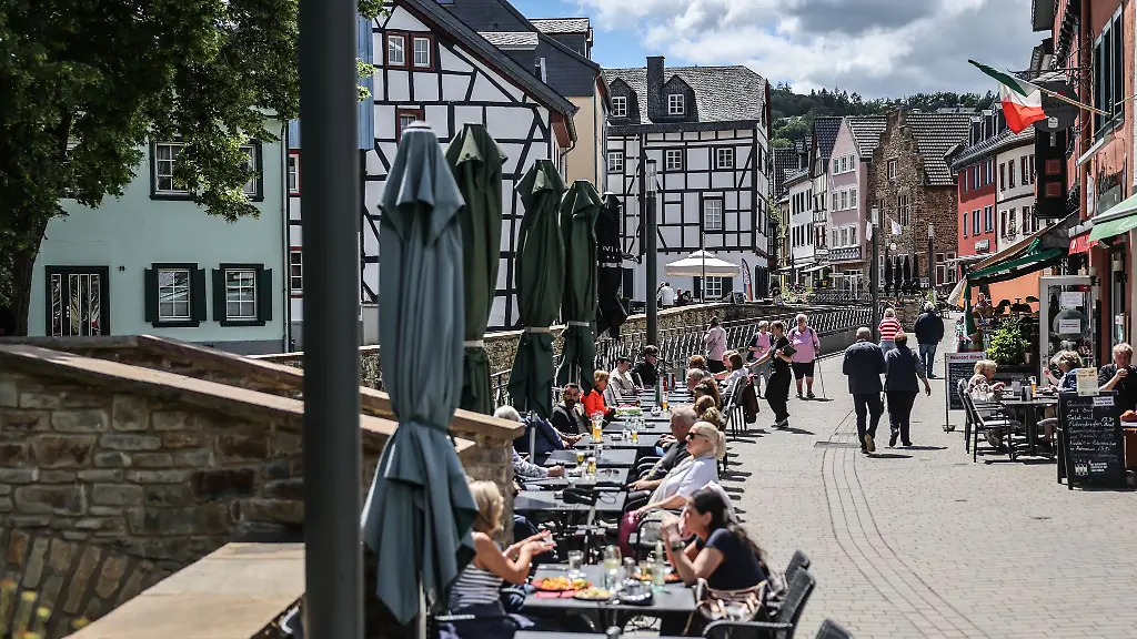 Die-malerische-Altstadt-von-Bad-Muenstereifel-nach-der-Flut-verwuestet-heute-flanieren-wieder-Ausfluegler-durch-die-Einkaufsstrassen