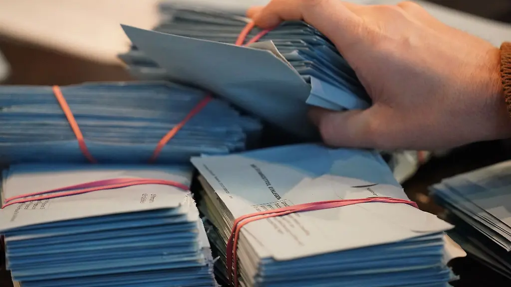 Wahlhelfer-sortieren-bei-Niedersachsen-Wahl-2022-die-Wahlzettel