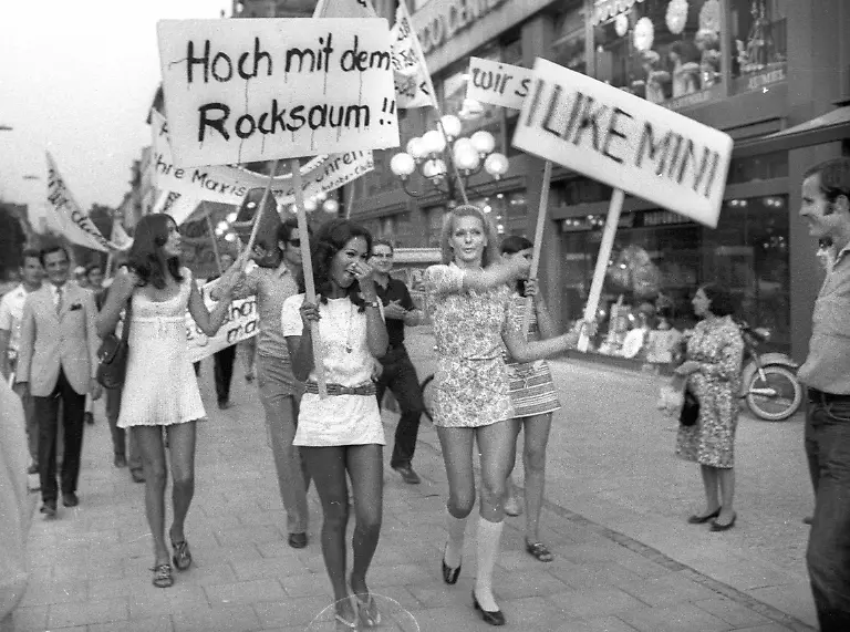 Demonstration-fuer-den-Minirock-in-Muenchen-August-1970-Mode-Boutiquebesitzer-Fotomodelle-Mitglieder-des-Intoleranzbekaempfungsverein-68-er-Bewegung-Sexuelle-Revolution-Schwabing-Muenchner-Freiheit-Leopoldstrasse-Demonstration-von-Polizei-geduldet-obwohl-nicht-angemeldet-August-1970-Demonstration-for-the-miniskirt-in-Munich-August-1970-Fashion-boutique-owners-photo-models-members-of-the-Anti-Tolerance-Association-68-er-movement-Sexual-Revolution-Schwabing-Munich-Freedom-Leopoldstrasse-Demonstration-tolerated-by-police-although-not-registered-August-1970-Copyright-xHeinzxGebhardtx