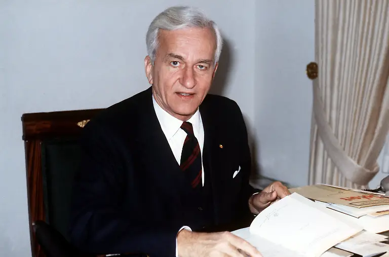 Bundespraesident-Richard-von-Weizsaecker-am-08-01-1985-in-seinem-Arbeitszimmer-in-der-Bonner-Villa-Hammerschmidt-Er-hatte-von-1984-bis-1994-das-hoechste-deutsche-Amt-inne