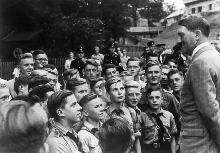 Hitler-mit-HJ-auf-Obersalzberg-Hitler-Adolf-Politiker-NSDAP-1889-1945-In-seinem-Feriendomizil-Haus-Wachen-feld-auf-dem-Obersalzberg-bei-Berchtes-gaden-Hitler-mit-Hitlerjugend-Foto-undat