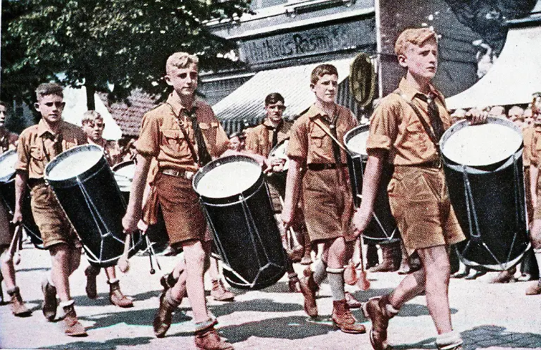 Trommler-der-Hitlerjugend-marschieren-waehrend-des-Reichsjugendtages-der-NSDAP-1932-in-Potsdam-Aufnahmedatum-01-01-1932-31-12