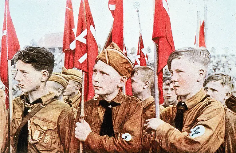 Angehoerige-des-Jungvolkes-einer-Untergliederung-der-Hitlerjugend-mit-ihren-Wimpeln-bei-einer-Kundgebung-der-NSDAP-Aufnahmedatum-01-01-1933-31-12