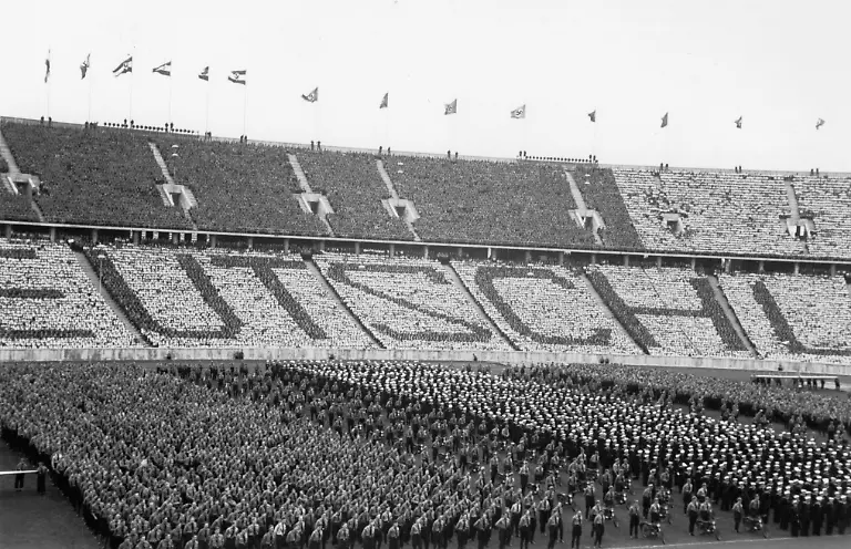 2-P75-V2-1938-46-123144-Kundgebung-der-HJ-Olympiastadion-1938-Nationalsozialismus-Verbaende-Hitlerjugend-Kundgebung-von-HJ-Jungvolk-und-BDM-im-Berliner-Olympiastadion-am-1-Mai-1938-Blick-in-die-Arena-waehrend-der-Kundgebung-Foto-E-Hitler-Youth-Olympic-Stadium-1938-National-Socialism-Groups-Hitler-Youth-The-Hitlerjugend-Jungvolk-and-Bund-Deutscher-Maedel-Hitler-Youth-German-Youth-and-League-of-German-Girls-at-a-meeting-at-the-Olympic-Stadium-Berlin-1-May-1938-View-into-the-arena-Photo