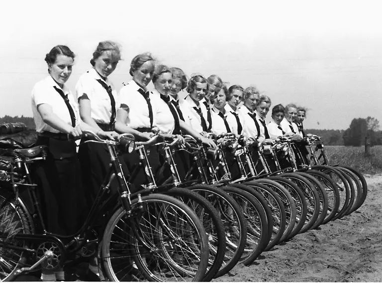 Pfingstlager-HJ-Nassenheide-BDM-Maedchen-Nationalsozialismus-Verbaende-Hitlerjugend-Pfingstlager-der-HJ-in-der-Nassen-heide-Angetretene-BDM-Maedchen-mit-Fahrraedern-Foto-um-Mai-1938