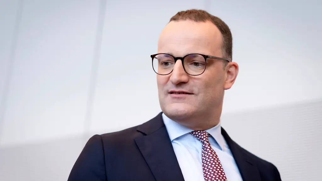 Jens-Spahn-in-der-Fraktionssitzung-der-CDU-CSU-Bundestagsfraktion-im-Reichstagsgebaeude-Berlin-09-06