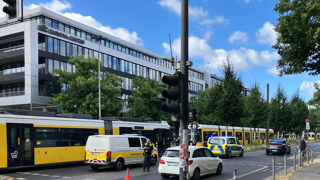 Ein-Radfahrer-wird-in-Berlin-bei-einem-Unfall-mit-einer-Tram-verletzt