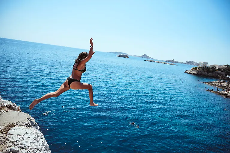 A-young-woman-dives-from-the-Corniche-Kennedy-into-the-Mediterranean-Sea-in-Marseille-France-on-June-24-2026-during-a-heatwave-as-diving-from-the-Corniche-is-a-popular-but-banned-practice-under-a-prefectural-decree-Photo-by-Courtitarat-F-ANDBZ-ABACAPRESS