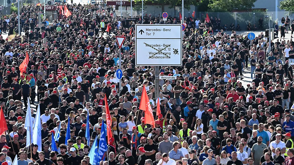 Tausende-protestieren-gegen-den-Sparkurs-bei-Mercedes-Benz