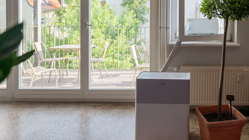 Mobile-Split-Klimaanlagen-wie-diese-sind-derzeit-schwer-zu-bekommen-und-wegen-der-Nachfrage-teurer-geworden-Das-nutzen-Betrueger-aus-um-Suchenden-Geraete-unterzujubeln-in-denen-nichts-anderes-als-einfache-Ventilatoren-stecken