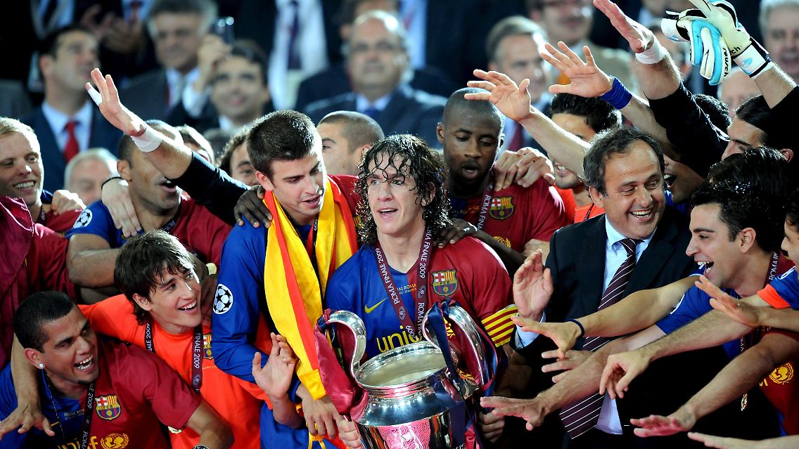 Lohn der Spielkunst: Barcelonas Kapitän Carles Puyol, seiner Kollegen - und der Pokal.