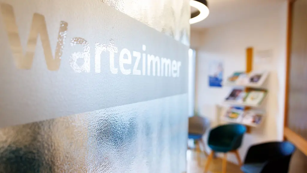 Arztbesuch-am-ersten-Tag-Ob-die-AU-direkt-am-ersten-Krankheitstag-vorliegen-muss-ist-noch-unklar-und-wird-vom-Gesetzgeber-geregelt-Arbeitgeber-koennen-das-aber-unter-Umstaenden-schon-jetzt-verlangen
