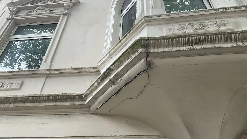In-der-Hausfassade-sind-tiefe-Risse-zu-sehen