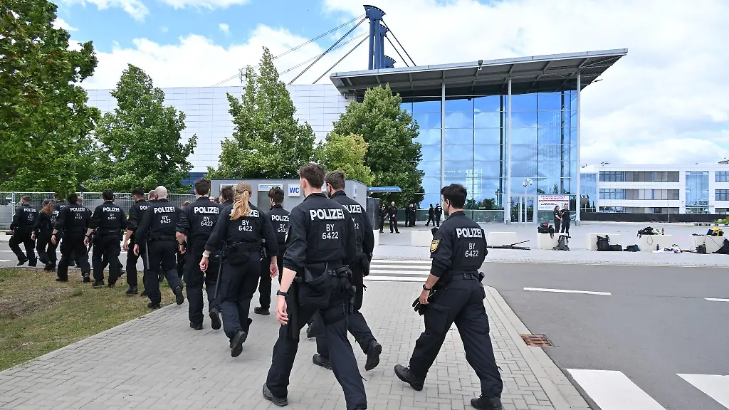 Die-Polizei-ist-schon-vor-dem-AfD-Parteitag-auf-dem-Messegelaende-praesent