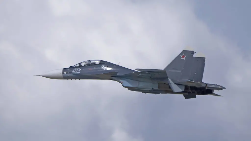 Russland-Kubinka-12-April-2025-Su-30SM-Kampfflugzeug-bei-Kunstflugvorfuehrung-waehrend-einer-Flugshow-Russisches-Militaerflugzeug-fuehrt-komplexes-Manoever-mit-Rauchspur-vor-blauem-Himmel-aus-Russia-Kubinka-12-April-2025-Su-30SM-fighter-jet-performing-aerobatics-during-an-air-show-Russian-military-aircraft-executing-complex-maneuver-with-smoke-trail-against-blue-sky-LicenseRF-Copyright-xZoonar