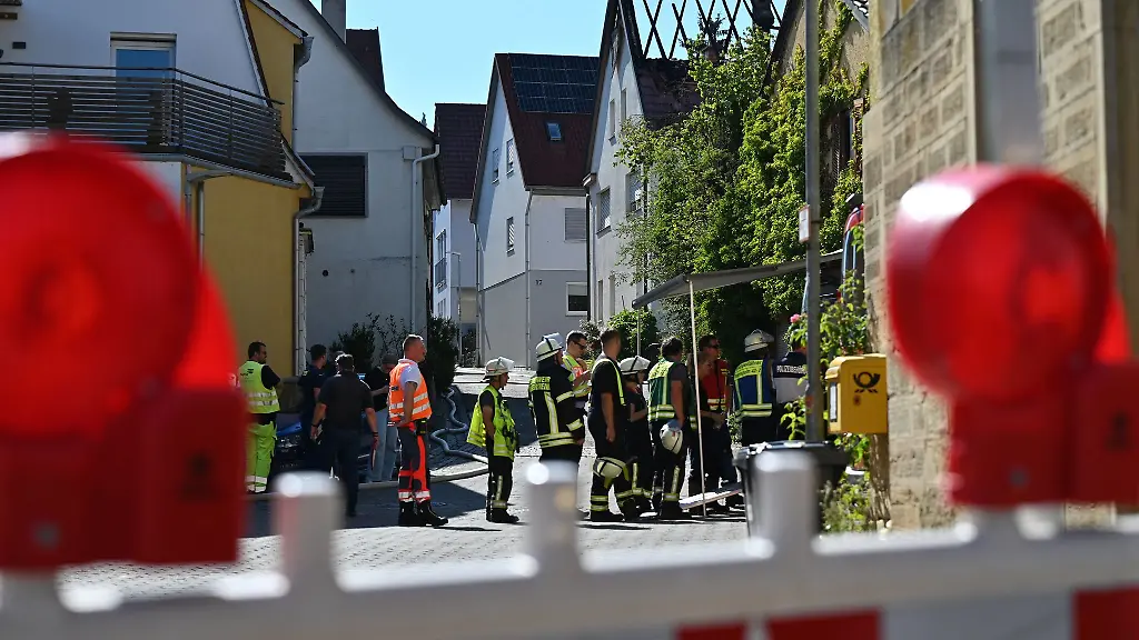 In-Ingersheim-soll-ein-Bewohner-den-Dachstuhl-seines-Hauses-angezuendet-haben-und-Brandsaetze-geworfen-haben