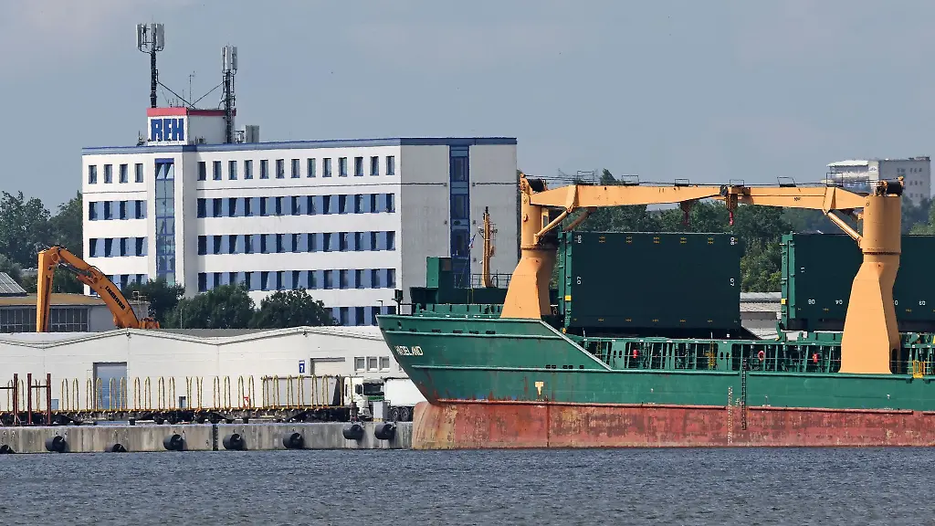 Vor-allem-Holz-und-Duengemittel-werden-ueber-Rostock-transportiert
