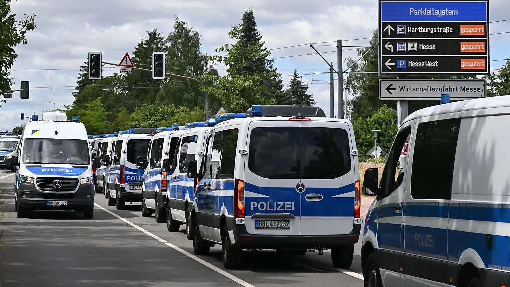 Einen-Tag-vor-dem-Bundesparteitag-der-AfD-in-Erfurt-ist-die-Polizei-schon-mit-unzaehligen-Einsatzkraeften-vor-Ort
