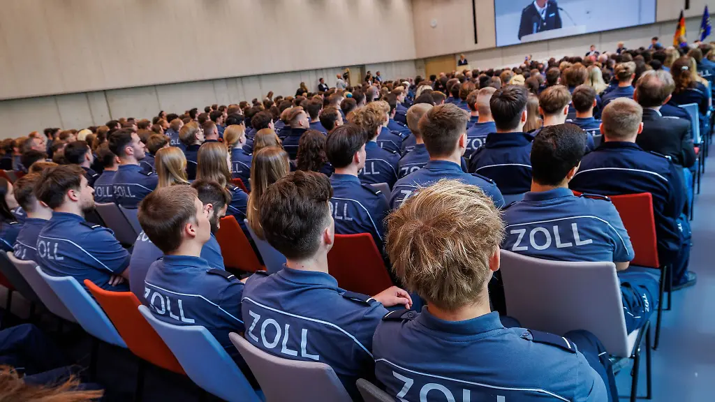 Die-ersten-Jahrgaenge-haben-schon-ihr-Studium-an-der-neuen-Zollhochschule-im-Rostock-Lichtenhagen-aufgenommen