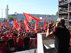 Konzern will Arbeitszeit erhöhen: 33.000 Beschäftigte demonstrieren gegen Mercedes-Sparpläne