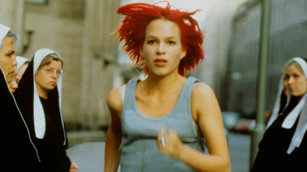 HANDOUT-Lola-Franka-Potente-in-einer-Szene-des-Films-Lola-Rennt-Das-Werk-von-Tom-Tykwer-wurde-vor-ueber-25-Jahren-zum-Kultfilm-beeindruckte-auch-Hollywood-und-praegte-global-das-Bild-vom-coolen-Berlin-Mehr-als-2-2-Millionen-Kinogaenger-wurden-damals-in-Deutschland-gezaehlt
