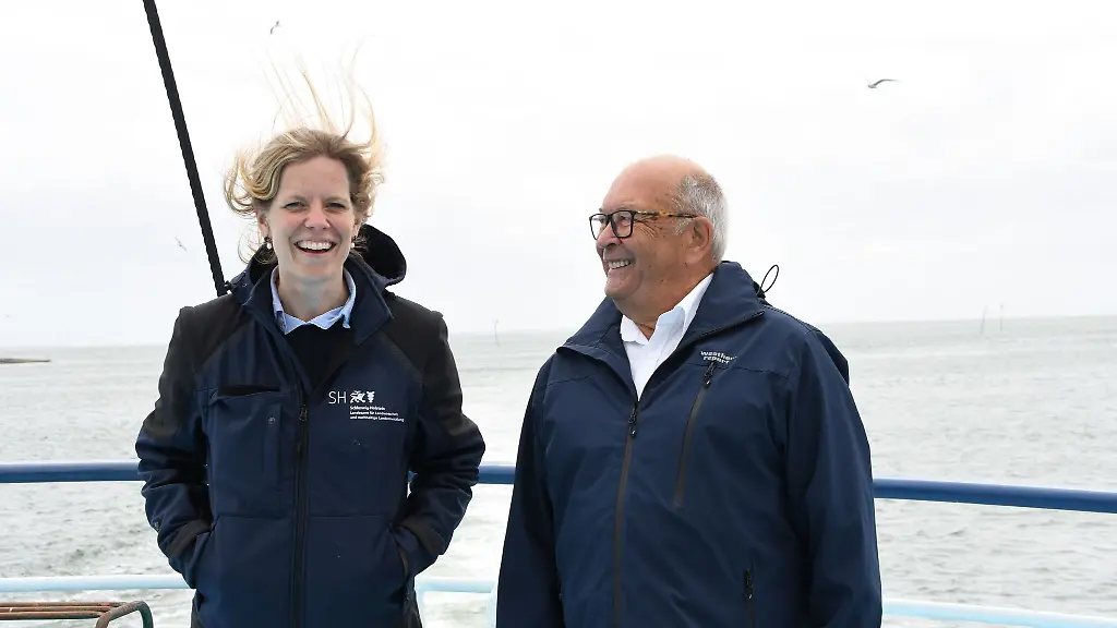 Landwirtschaftsministerin-Schmachtenberg-und-der-Vorsitzende-der-Erzeugergemeinschaft-Heinz-Maurus-Die-Erzeugerorganisation-schleswig-holsteinischer-Muschelzuechter-hat-in-Hoernum-auf-Sylt-die-diesjaehrige-Muschelsaison-eroeffnet