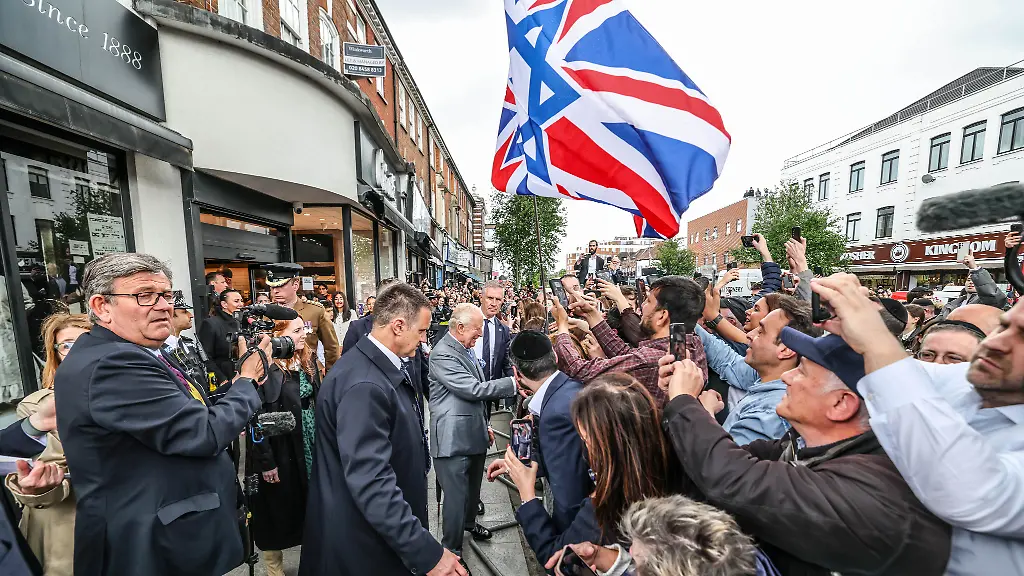 King-Charles-greets-local-residents-in-Golders-Green-in-North-London-following-the-attack-on-Jewish-residents