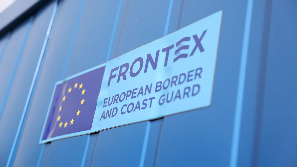 A-sign-indicating-the-presence-of-Frontex-border-guards-is-displayed-at-the-port-of-Durres-in-Durres-Albania-February-6-2026-The-image-is-taken-during-the-visit-of-European-Commissioner-Magnus-Brunner-focused-on-migration-management-border-security-and-cooperation-against-organized-crime-as-part-of-the-European-Union-port-alliance-initiative-Un-panneau-indiquant-la-presence-des-gardes-frontieres-de-Frontex-est-visible-au-port-de-Durres-a-Durres-Albanie-6-Fevrier-2026-L-image-est-prise-lors-de-la-visite-du-commissaire-europeen-Magnus-Brunner-axee-sur-la-gestion-des-migrations-la-securite-des-frontieres-et-la-cooperation-contre-la-criminalite-organisee-dans-le-cadre-de-l-alliance-portuaire-de-l-Union-europeenne