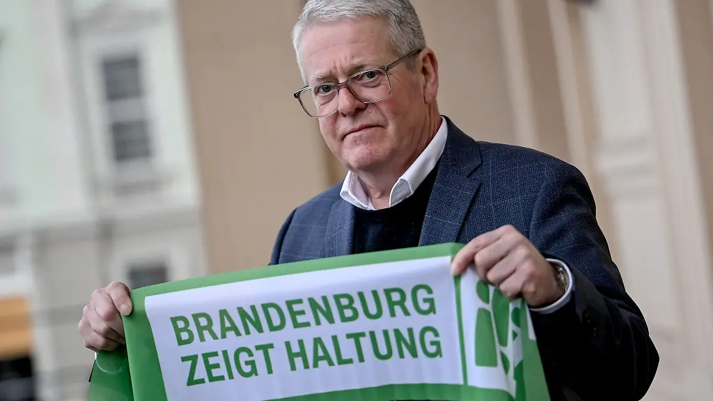 Der-Praesident-der-IHK-Cottbus-Jens-Warnken-tritt-gegen-Rechtsextremismus-ein-2024-schloss-er-sich-einem-Buendnis-fuer-Demokratie-und-Zusammenhalt-in-Brandenburg-an