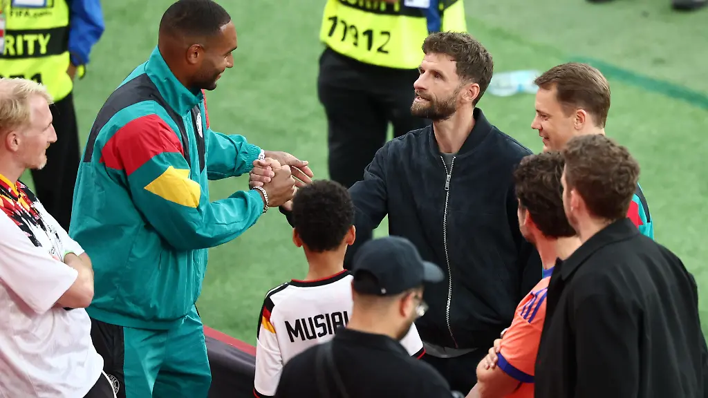 Fussball-Maenner-WM-2026-Deutschland-Elfenbeinkueste-Vorrunde-Gruppe-E-Spieltag-2-Toronto-Stadion-Jonathan-Tah-l-nimmt-im-Bereich-der-Familien-und-Freunde-die-Glueckwuensche-von-Thomas-Mueller-entgegen-Torhueter-Manuel-Neuer-Deutschland-r-hinten-schaut-zu-ACHTUNG-Gemaess-den-Auflagen-der-FIFA-duerfen-die-Bilder-ausschliesslich-zur-redaktionellen-Verwendung-genutzt-werden-Eine-kommerzielle-Nutzung-ist-ausgeschlossen-Zudem-duerfen-keine-videoaehnlichen-Sequenzen-erstellt-werden-und-es-duerfen-keine-Veraenderungen-weder-im-Vordergrund-noch-im-Hintergrund-am-Bild-vorgenommen-werden