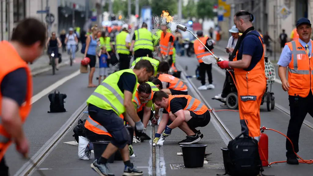 Viele-Freiwillige-haben-geholfen-Hitzeschaeden-im-Leipziger-Strassenbahnnetz-zu-beheben-Am-Sonnabend-ist-ein-weiterer-Einsatz-geplant
