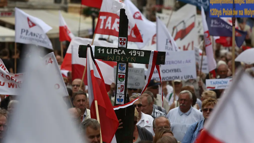 FILE-March-of-rememberance-organised-by-Eastern-Borderlands-organisations-during-celebrations-marking-the-70th-anniversary-of-the-Volhynia-massacre-in-Warsaw-Poland-11-July-2013-The-70th-anniversary-of-the-Volyn-tragedy-is-to-commemorate-about-100-thousand-Poles-murdered-by-the-troops-of-the-Ukrainian-Insurgent-Army-and-the-local-Ukrainians-in-1943-1945-and-Polish-retaliation-killing-about-10-12-thousand-Ukrainians-incl-3-5-thousand-in-Volhynia-and-Eastern-Galicia-PAP-TOMASZ-GZELL-POLAND-OUT-zu-dpa-Polen-gedenkt-der-Toten-der-Wolhynien-Massaker-vor-70-Jahren-vom-11-07
